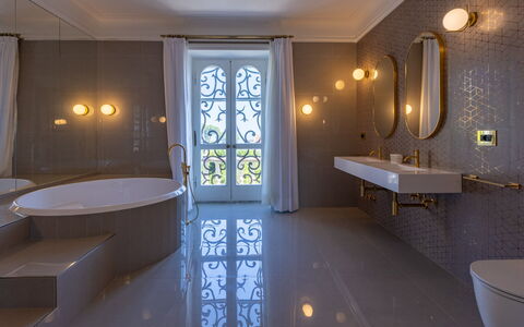 Villa Carina 12: Luminaire Plomberie, Design Intérieur, Sol, Salle De Bains, Luminaire, Éclairage, Robinet, Sol, Plomberie, Plafond
