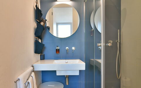 Villa Il Melograno 4+2: Mur, Design Intérieur, Salle De Bains, Lavabo, Sol, Sol, Luminaire Plomberie, Éclairage, Pièce, Évier