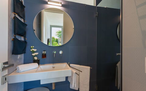 Villa Carrubo 4: Design Intérieur, Salle De Bains, Sol, Luminaire Plomberie, Sol, Éclairage, Lavabo, Luminaire, Pièce, Plomberie