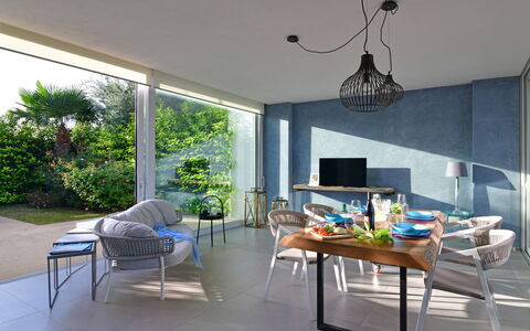 Villa Carrubo 4: Meubles, Design Intérieur, Chaise, Table, Sol, Table Cuisine Et Salle A Manger, Sol, Éclairage, Plafond, Salle À Manger