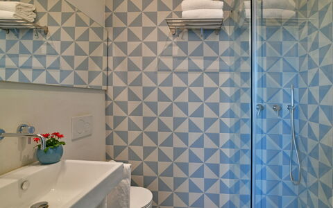 Villa Mandorlo 4: Bleu, Design Intérieur, Sol, Sol, Plafond, Tuile, Pièce, Salle De Bains, Luminaire Plomberie, Luminaire