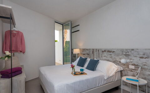 Villa Mandorlo 4: Lit, Chambre, Meubles, Mur, Design Intérieur, Sol, Bois, Literie, Sol, Drap De Lit