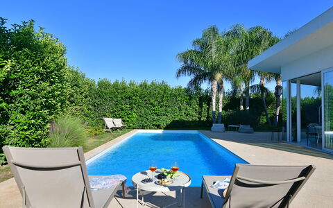 Villa Mandorlo 4: Bleu, Piscine, Mobilier De Jardin, Meubles, Recours, Ombre, Loisir, Chaise, Jardin