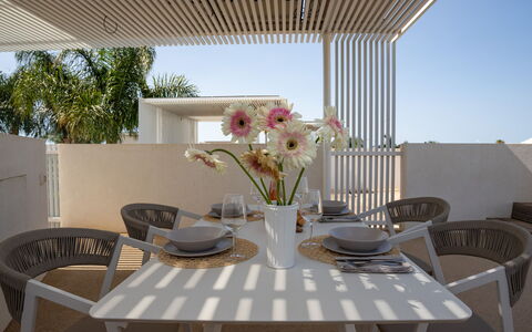 Villa Mandorlo 4: Meubles, Balcon, Chaise, Ombre, Mobilier De Jardin, Appartement, Conception, Plante D'Appartement, Table Cuisine Et Salle A Manger, Patio