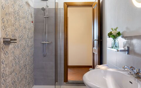 Tenuta Francigena 8: Salle De Bains, Luminaire Plomberie, Lavabo, Sol, Sol, Design Intérieur, Évier, Robinet, Miroir, Plomberie
