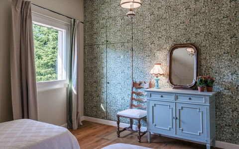 Villa del Prato 8: Design Intérieur, Éclairage, Pièce, Rideau, Fond D'Écran, Tache De Bois, Plante D'Appartement, Luminaire, Chaise, Peindre