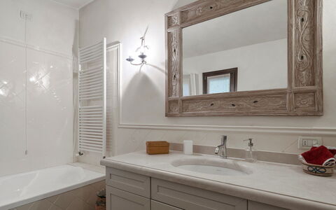 Villa del Prato 8: Luminaire Plomberie, Mur, Salle De Bains, Design Intérieur, Évier, Robinet, Lavabo, Sol, Armoire De Toilette, Miroir