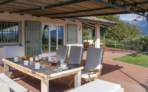 Villa del Prato 8: Meubles, Table, Chaise, Bois, Mobilier De Jardin, Table Cuisine Et Salle A Manger, Tableau De Plein Air, Porche, Ombre, Structure En Plein Air