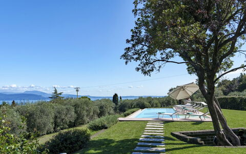 Villa del Prato 8: Bleu, Paysage, Lot Terre, Jardin, Couverture De Sol, Chaîne De Montagnes, Aménagement Paysager, Pelouse, Crête, Haie
