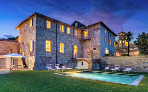 Palazzo Pozzo Bonelli 14: Bleu, Biens, Manoir, Villa, Cour, Demeure Seigneuriale, Piscine, Château, Maison Historique