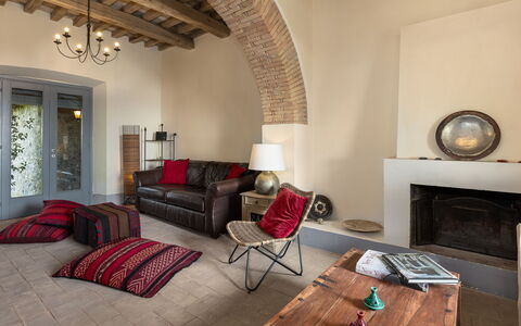 Villa dei Rosmarini 8: Meubles, Design Intérieur, Mur, Sol, Canapé, Sol, Salon, Pièce, Bois, Plafond