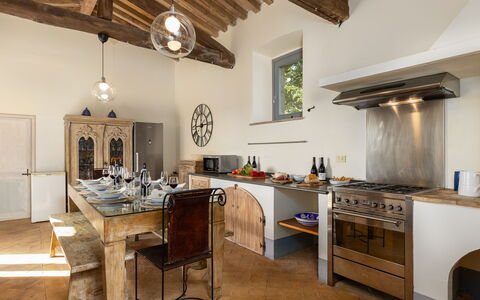 Villa dei Rosmarini 8: Cuisine, Design Intérieur, Meubles, Sol, Comptoir, Bois, Appareil De Cuisine, Plafond, Cabinetry, Sol