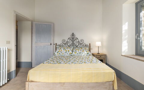 Villa dei Rosmarini 8: Chambre, Design Intérieur, Lit, Meubles, Drap De Lit, Literie, Sol, Sol, Linge, Pièce