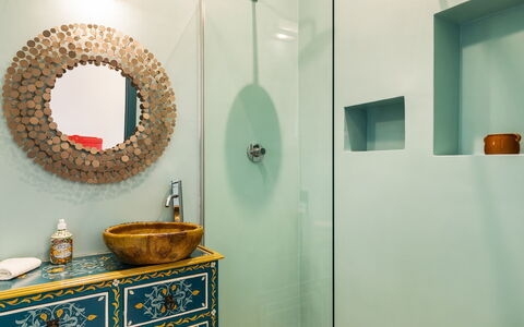 Casale Rondinella 6+2: Bleu, Design Intérieur, Mur, Luminaire Plomberie, Salle De Bains, Robinet, Armoire De Toilette, Plomberie, Sol, Évier
