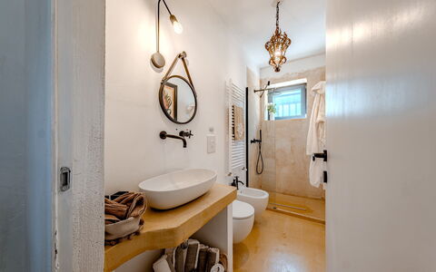 Casale di Amelì 5: Salle De Bains, Mur, Luminaire Plomberie, Design Intérieur, Sol, Sol, Miroir, Lavabo, Plafond, Luminaire