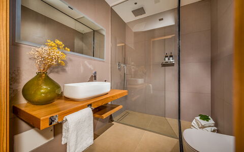 Villa Mulberry 10: Salle De Bains, Design Intérieur, Luminaire Plomberie, Sol, Sol, Lavabo, Bois, Robinet, Évier, Miroir