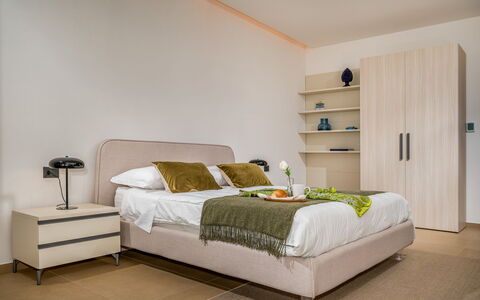 Villa Mulberry 10: Meubles, Lit, Design Intérieur, Literie, Chambre, Drap De Lit, Mur, Sol, Sol, Bois