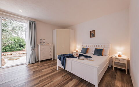 Villa Puspo 8: Meubles, Lit, Design Intérieur, Chambre, Sol, Sol, Bois, Drap De Lit, Literie, Pièce