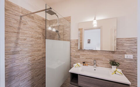 Villa Puspo 8: Sol, Luminaire Plomberie, Salle De Bains, Design Intérieur, Armoire De Toilette, Sol, Lavabo, Robinet, Plomberie, Évier