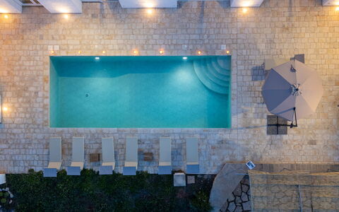 Villa Puspo 8: Piscine, Bleu, Mobilier De Jardin, Sol, Recours, Sol, Composite, Caractéristique De L'Eau, Thermes, Balancelle