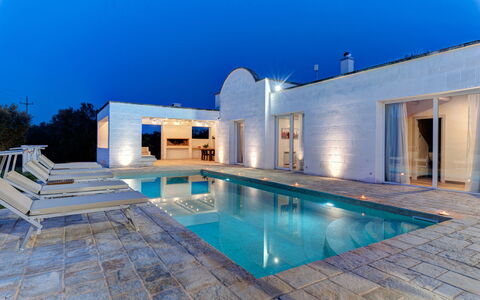 Villa Puspo 8: Bleu, Piscine, Composite, Recours, Biens, Tuile, Caractéristique De L'Eau, Béton, Ombre, Villa