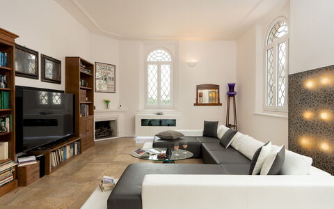 Villa Laguna 10: Meubles, Design Intérieur, Sol, Canapé, Mur, Sol, Salon, Bois, Plafond, Pièce