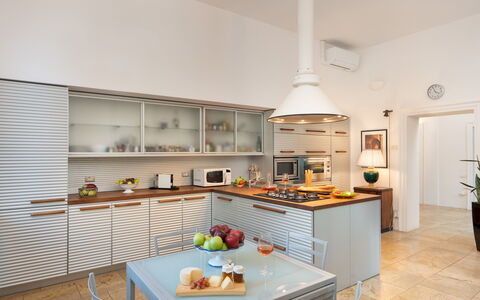 Villa Laguna 10: Cuisine, Design Intérieur, Comptoir, Meubles, Appareil De Cuisine, Sol, Cabinetry, Plafond, Éclairage, Principaux Appliance