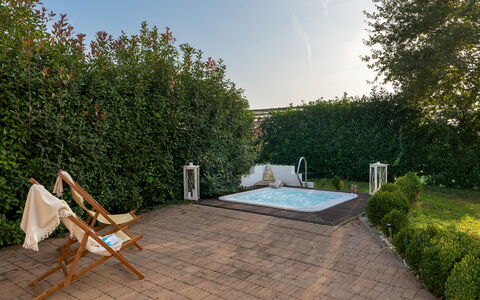Villa Laguna 10: Piscine, Arbuste, Jardin, Mobilier De Jardin, Loisir, Arrière-Cour, Aménagement Paysager, Ombre, Caractéristique De L'Eau, Cour