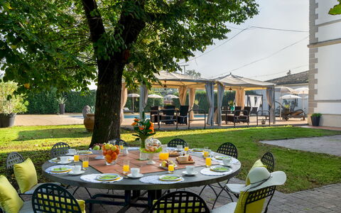 Villa Laguna 10: Meubles, Table, Chaise, Ombre, Mobilier De Jardin, Restaurant, Jardin, Tableau De Plein Air, Structure En Plein Air, Cour