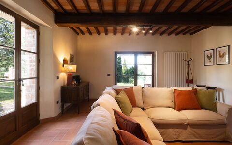 Podere San Lorenzo 12: Meubles, Design Intérieur, Sol, Mur, Sol, Canapé, Bois, Plafond, Pièce, Salon