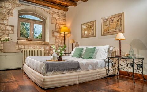 Villa Ramunna 6: Meubles, Design Intérieur, Lit, Chambre, Mur, Sol, Pièce, Literie, Drap De Lit, Linge