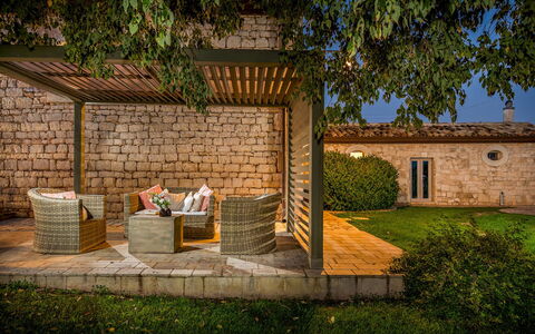 Villa Ramunna 6: Bois, Meubles, Mobilier De Jardin, Jardin, Lot Terre, Ombre, Arrière-Cour, Brique, Chaise, Patio