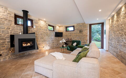 Villa Cherubini 8+1: Sol, Design Intérieur, Mur, Meubles, Sol, Canapé, Bois, Plafond, Salon, Mur De Pierre