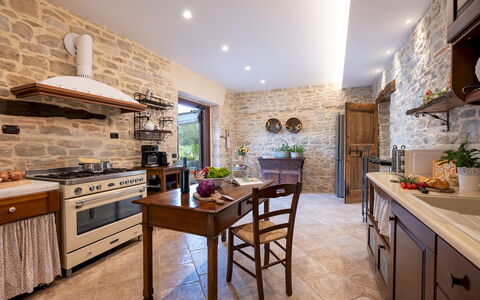 Villa Cherubini 8+1: Meubles, Cuisine, Design Intérieur, Sol, Bois, Comptoir, Cabinetry, Appareil De Cuisine, Plafond, Sol