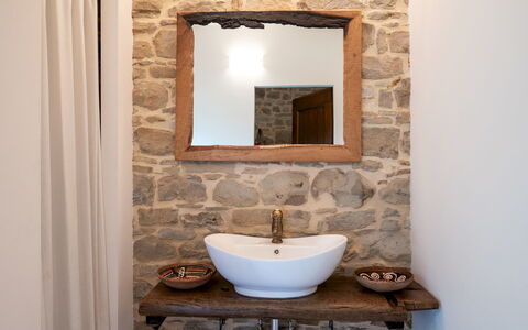 Villa Cherubini 8+1: Mur, Design Intérieur, Miroir, Luminaire Plomberie, Lavabo, Salle De Bains, Éclairage, Mur De Pierre, Pièce, Évier
