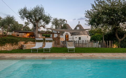 Trullo Luna 6+1: Jardin, Pelouse, Biens, Ombre, Piscine, Arrière-Cour, Hacienda, Cour, Aménagement Paysager, Ferme