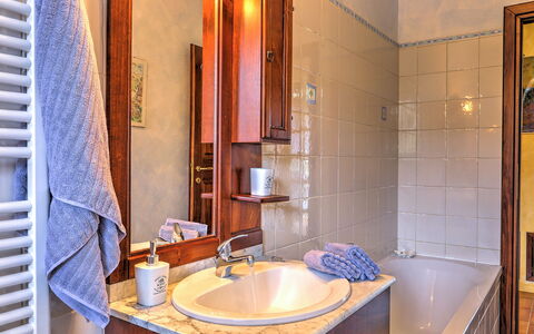 Villa Ipazia 6: Luminaire Plomberie, Lavabo, Sol, Design Intérieur, Évier, Salle De Bains, Sol, Robinet, Plomberie, Meubles