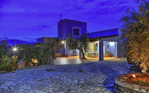 Villa Ipazia 6: Bleu, Nuit, Domicile, Minuit, Éclairage Paysager, Biens, Éclairage De Sécurité, Électricité, Jardin, Aménagement Paysager