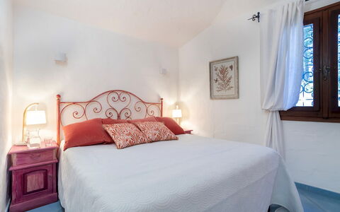 Villa Sandra 10: Meubles, Lit, Chambre, Design Intérieur, Drap De Lit, Sol, Literie, Sol, Linge, Domicile