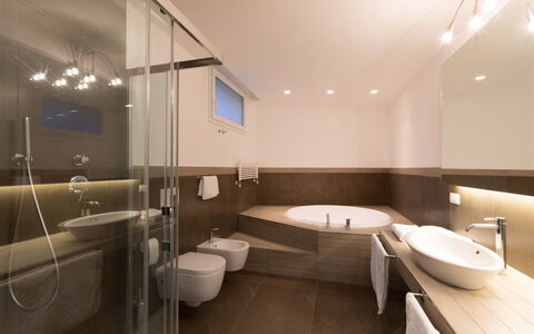 Villa Mandara 8+2: Salle De Bains, Design Intérieur, Sol, Luminaire Plomberie, Sol, Lavabo, Évier, Plafond, Robinet, Plomberie