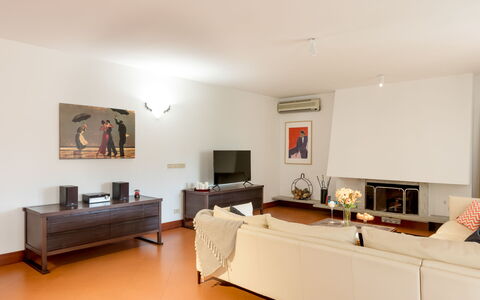 La Scuderia 8: Meubles, Design Intérieur, Sol, Mur, Sol, Bois, Canapé, Pièce, Plafond, Salon