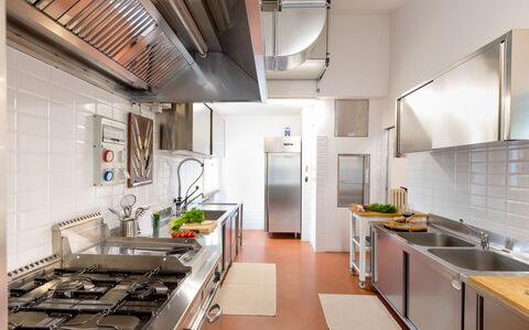 La Scuderia 8: Cuisine, Appareil De Cuisine, Comptoir, Principaux Appliance, Cuisinière, Sol, Meubles, Éclairage, Design Intérieur, Le Fourneau