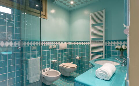 La Scuderia 8: Design Intérieur, Sol, Sol, Luminaire Plomberie, Plafond, Salle De Bains, Pièce, Robinet, Plomberie, Tuile