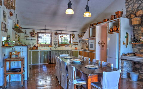Casale Tre Cipressi 10: Meubles, Cuisine, Design Intérieur, Table, Éclairage, Sol, Plafond, Comptoir, Chaise, Cabinetry