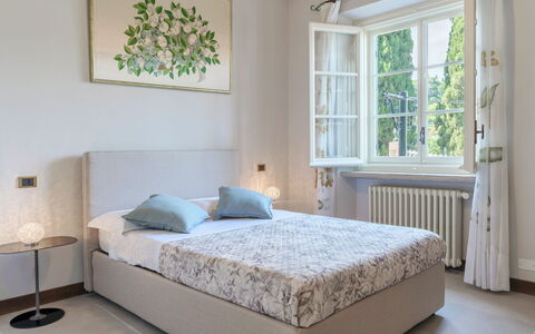 Villa la Cicaliera 10: Chambre, Lit, Textile, Drap De Lit, Literie, Linge, Meubles, Design Intérieur, Cadre De Lit, Sol