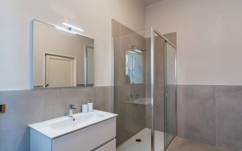 Villa la Cicaliera 10: Sol, Sol, Salle De Bains, Luminaire Plomberie, Design Intérieur, Plomberie, Robinet, Miroir, Pièce, Armoire De Toilette