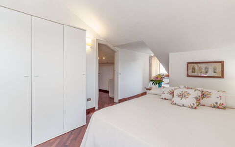 Villa Lia 10: Design Intérieur, Sol, Bois, Sol, Plafond, Meubles, Chambre, Lit, Pièce, Domicile