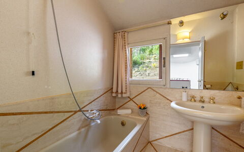 Villa Lia 10: Salle De Bains, Luminaire Plomberie, Baignoire, Sol, Design Intérieur, Sol, Plomberie, Robinet, Éclairage, Plafond