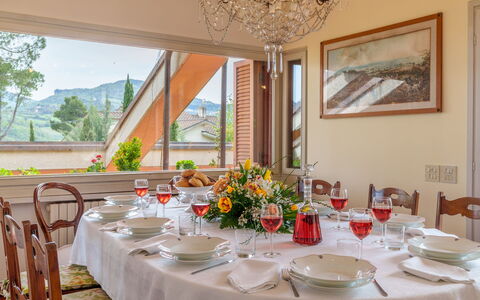 Villa Lia 10: Meubles, Table, Design Intérieur, Nappe De Table, Chaise, Salle À Manger, Vaisselle, Table Cuisine Et Salle A Manger, Plafond, Linge