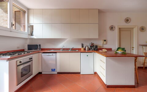 Villa Lia 10: Appareil De Cuisine, Cuisine, Comptoir, Principaux Appliance, Cabinetry, Sol, Design Intérieur, Bois, Électroménager, Cuisinière
